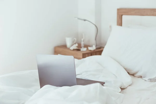 Werken Thuis Quarantaine Zelfisolatie Lockdown Concept Laptop Onopgemaakt Bed Comfortabel — Stockfoto