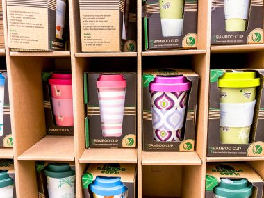 Bambu bardakları, süpermarkette yeniden kullanılabilir sıcak içecek bardakları. Sürdürülebilir yaşam tarzı konsepti. Plastiksiz, sıfır atık ekolojik seçenek. Mobil fotoğrafçılık. Lyon, Fransa - 21 Şubat 2020