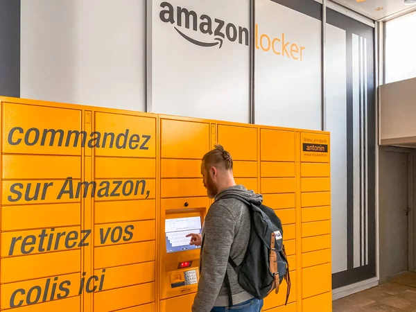 Hombre Que Usa Amazon Locker Centro Comercial Punto Recogida Naranja — Foto de Stock