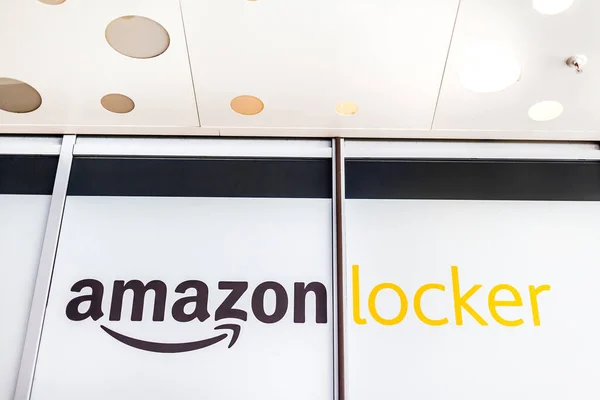 Alışveriş Merkezindeki Amazon Dolapları Posta Siparişleri Için Marka Logosu Lyon — Stok fotoğraf