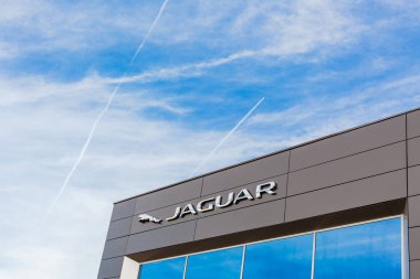 Parlak mavi gökyüzü arka planında Jaguar markası logosu Lyon, Fransa 'daki satıcı ofis binasında yer alıyor - 23 Şubat 2020