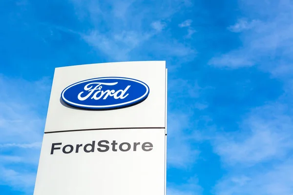 Logotipo Marca Ford Motor Company Fundo Céu Azul Brilhante Localizado — Fotografia de Stock