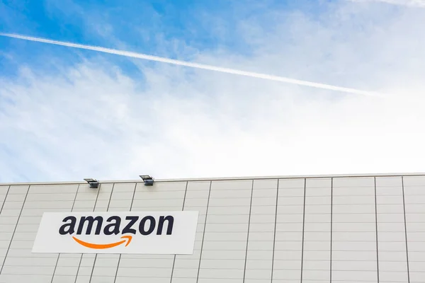 Logotipo Amazon Edificio Almacén Empresa Situado Lyon Francia Sobre Fondo — Foto de Stock