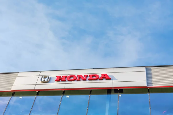 Логотип Honda Яскравому Синьому Тлі Неба Розташований Його Дилерському Офісі — стокове фото