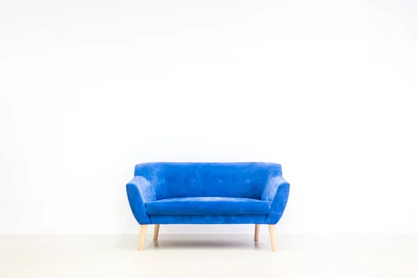 Minimales Wohninterieur Konzept Mit Hellblauem Sofa Auf Weißem Boden Und — Stockfoto