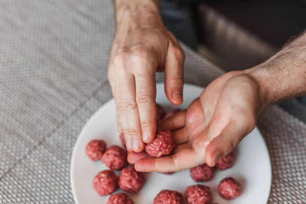 Man Handen Bereiden Gehaktballen Met Rauw Gehakt Lifestyle Close Compositie — Stockfoto