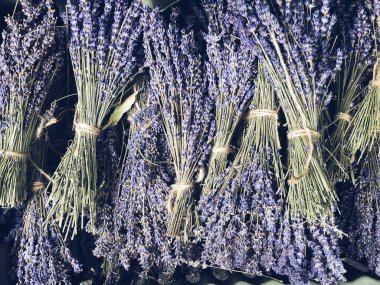 Provence 'deki açık hava Fransız pazarında kuru lavanta demetleri satılıyor. Üst görünüm bileşimi. Mobil fotoğrafçılık