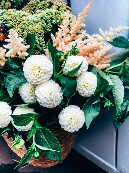 Bellissimo Mazzo Fiori Dalie Piccolo Negozio Fioristi Disposizione Dei Fiori — Foto Stock