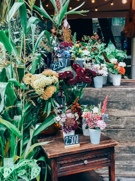 小さな花屋の美しい花花束 ライフスタイルの自然光組成物で現代的なスタイルの花配置 小さな仕事だ 携帯写真 — ストック写真