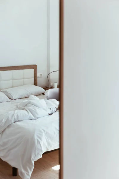 Working Home Quarantäne Selbstisolierung Lockdown Konzept Laptop Ungemachten Bett Bequemes — Stockfoto