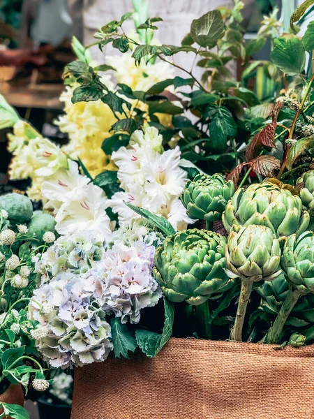Hermosas Alcachofas Verdes Decorativas Frescas Otras Flores Una Pequeña Floristería — Foto de Stock