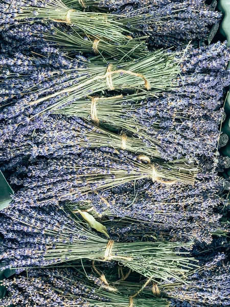 Provence 'deki açık hava Fransız pazarında kuru lavanta demetleri satılıyor. Üst görünüm bileşimi. Mobil fotoğrafçılık