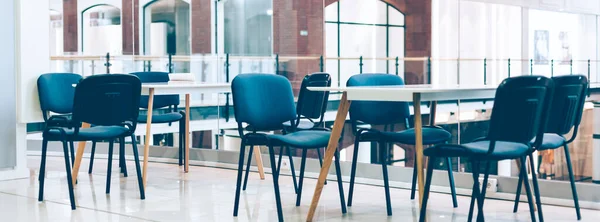 Espace Coworking Informel Pour Les Indépendants Créatifs Avec Tables Chaises — Photo