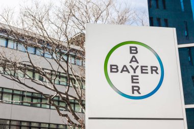 Bayer AG, Alman çok uluslu ilaç ve hayat bilimleri şirketi, dünyanın en büyük ilaç şirketlerinden biri, Fransa 'nın Lyon kentindeki ofis binasının logosu - 23 Şubat 2020