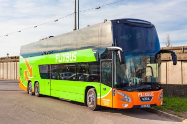Flixbus, Avrupa ve ABD 'de şehirlerarası otobüs hizmeti sunan Alman markası. Yeşil vagonda Flixbus logosu. Düşük maliyetli, rahat otobüs yolculuğu. Lyon, Fransa - 23 Şubat 2020