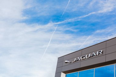 Parlak mavi gökyüzü arka planında Jaguar markası logosu Lyon, Fransa 'daki satıcı ofis binasında yer alıyor - 23 Şubat 2020