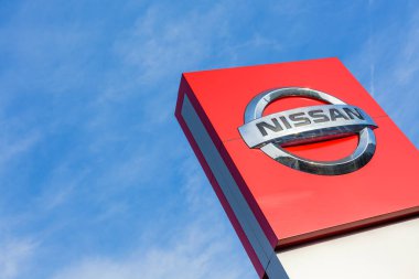 Nissan marka logosu, Lyon, Fransa 'daki satıcı ofis binasında yer alan parlak mavi gökyüzü arka planında 23 Şubat 2020