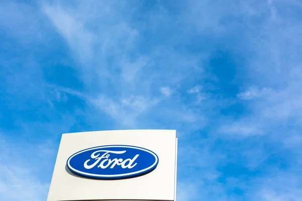 Логотип Ford Motor Company Яскравому Синьому Тлі Неба Розташованому Автосалоні — стокове фото