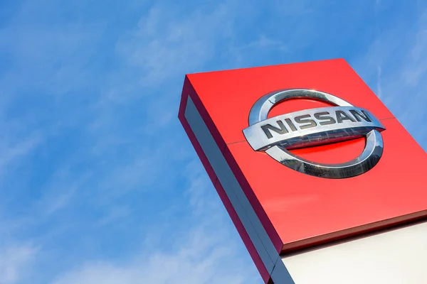 Logotipo Marca Nissan Fundo Céu Azul Brilhante Localizado Seu Prédio — Fotografia de Stock