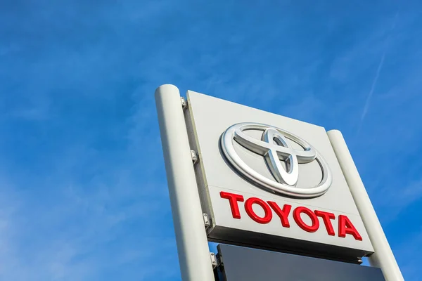 Логотип Toyota Motor Corporation Яскравому Синьому Тлі Неба Розташованому Своєму — стокове фото