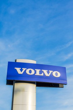 Volvo marka logosu, Lyon, Fransa 'daki açık mavi gökyüzü binasının arka planında 23 Şubat 2020