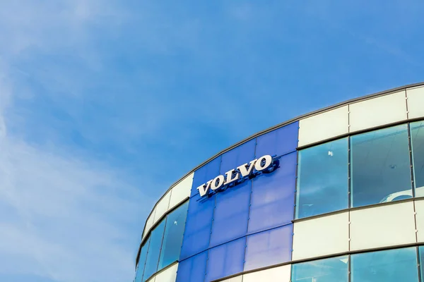 Logotipo Marca Volvo Fundo Céu Azul Brilhante Localizado Seu Prédio — Fotografia de Stock