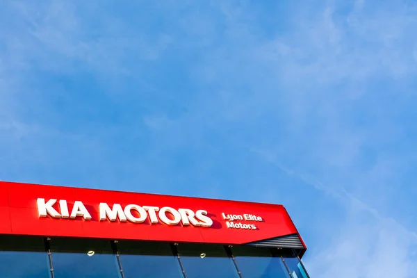 Kia Motores Logotipo Marca Corporação Fundo Céu Azul Brilhante Localizado — Fotografia de Stock