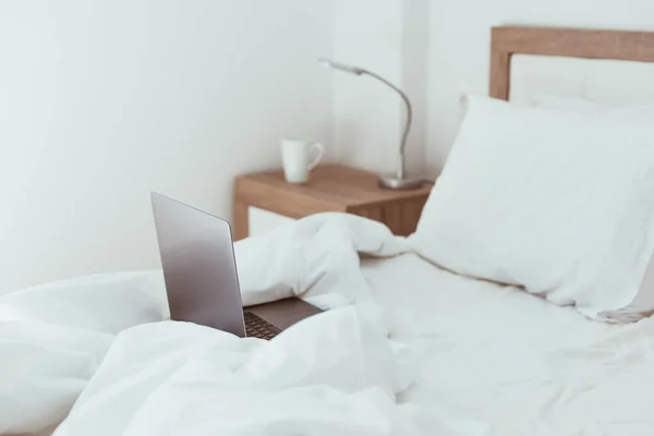 Werken Thuis Quarantaine Zelfisolatie Lockdown Concept Laptop Onopgemaakt Bed Comfortabel — Stockfoto