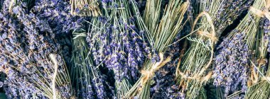 Provence 'deki açık hava Fransız pazarında kuru lavanta demetleri satılıyor. Üst görünüm bileşimi. Mobil fotoğrafçılık