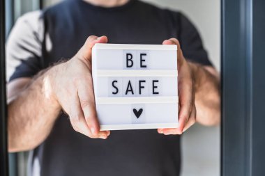 Sağlık ve Güvenlik konsepti. Koronavirüs COVID-19 salgınında dikkatli olun.