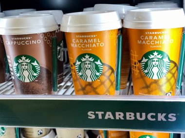 Starbucks kahve fincanları süpermarket buzdolabı rafına konmaya hazır. Mobil fotoğrafçılık. Moskova, Rusya - 06 Şubat 2020