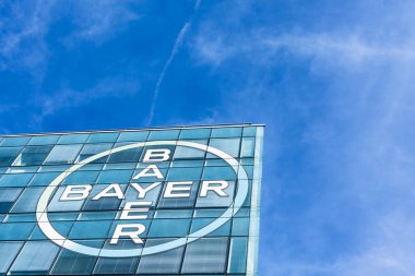 Bayer Ag, Alman çok uluslu ilaç ve hayat bilimleri şirketi, dünyanın en büyük ilaç şirketlerinden biri, Fransa 'nın Lyon kentindeki ofis binasının marka logosu - 23 Şubat 2020