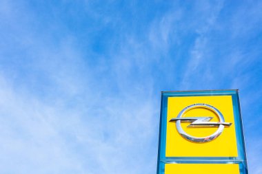 Parlak mavi gökyüzü arkaplanı üzerine Opel marka logosu Lyon, Fransa 'da - 23 Şubat 2020
