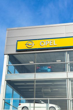 Opel marka logosu, Lyon, Fransa 'daki satıcı ofis binasında yer alan parlak mavi gökyüzü arka planında, 23 Şubat 2020