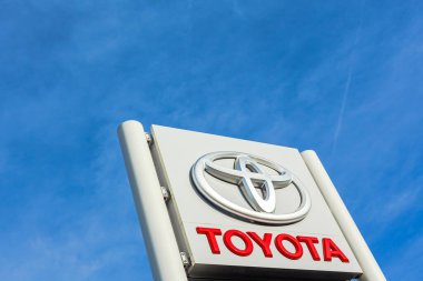 Toyota Motor Şirketi, Fransa 'nın Lyon kentindeki açık mavi gökyüzü arkaplanının logosu 23 Şubat 2020