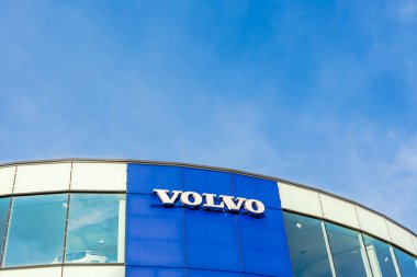 Volvo marka logosu, Lyon, Fransa 'daki açık mavi gökyüzü binasının arka planında 23 Şubat 2020