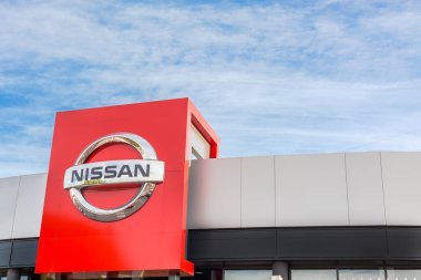 Nissan marka logosu, Lyon, Fransa 'daki satıcı ofis binasında yer alan parlak mavi gökyüzü arka planında 23 Şubat 2020