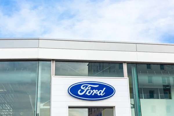 Logotipo Marca Ford Motor Company Fundo Céu Azul Brilhante Localizado — Fotografia de Stock