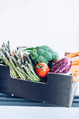 Taze organik sebzeler ve sebzeler Coronavirus Covid-19 salgını sırasında güvenli bir şekilde teslim ediliyor. Evin girişinde, içinde yiyecek olan bir kutu bırakılmış.