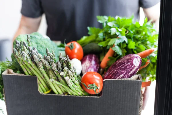 Livraison Légumes Légumes Frais Biologiques Homme Mains Tenant Boîte Avec — Photo