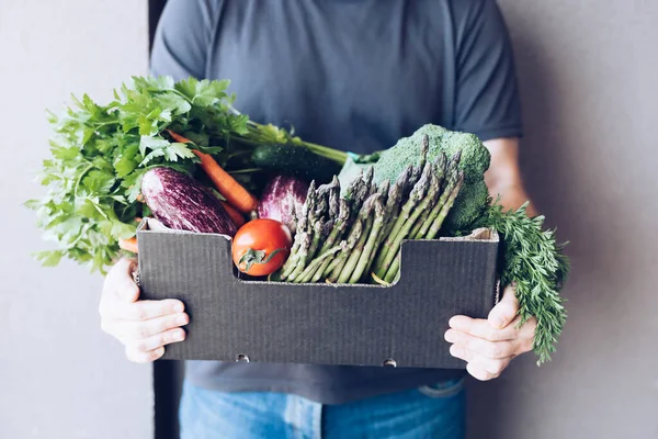 Livraison Légumes Légumes Frais Biologiques Homme Mains Tenant Boîte Avec — Photo