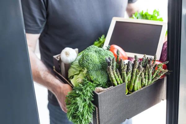 Entrega Verduras Legumes Orgânicos Frescos Homem Mãos Segurando Caixa Com — Fotografia de Stock