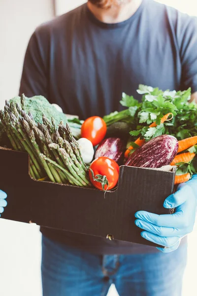 Fresh Organic Greens Vegetables Delivery Coronavirus Covid Pandemic Outbreak Man — Stock Photo, Image