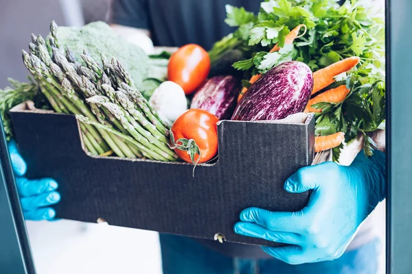 Fresh Organic Greens Vegetables Delivery Coronavirus Covid Pandemic Outbreak Man — Stock Photo, Image