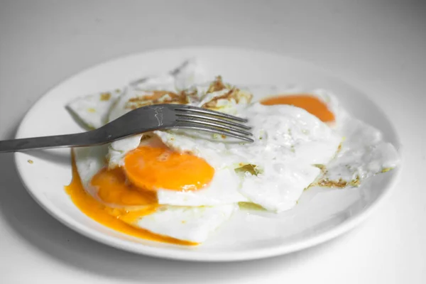 Смажені яйця на смачний сніданок — стокове фото