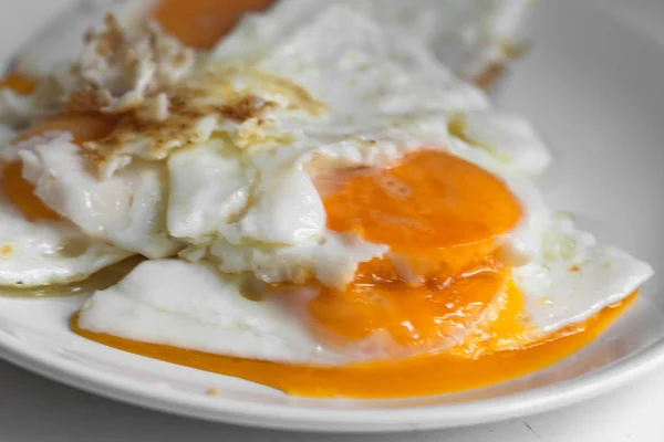 Ovos fritos para café da manhã saboroso — Fotografia de Stock