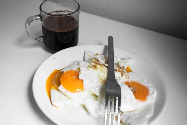 Uova fritte con caffè per una colazione sana — Foto Stock