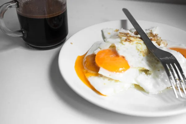 Stekta ägg med kaffe för hälsosam frukost — Stockfoto