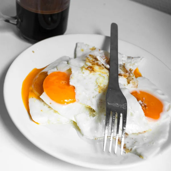 Gebakken eieren met koffie voor gezond ontbijt — Stockfoto