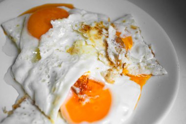 sağlıklı kahvaltı kahve ile kızarmış yumurta 